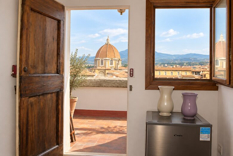 Chic Apartment Steps from the Duomo - Florence - Florence, Italy