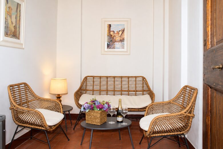 Chic Apartment Steps from the Duomo - Florence - Florence, Italy