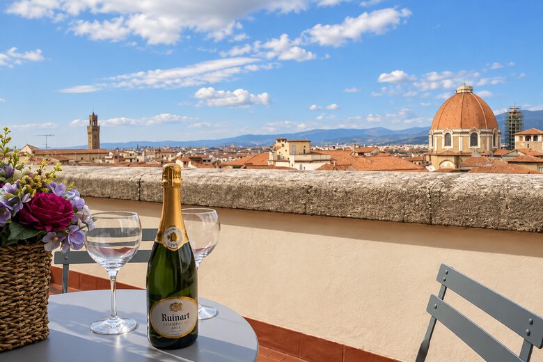 Chic Apartment Steps from the Duomo - Florence - Florence, Italy