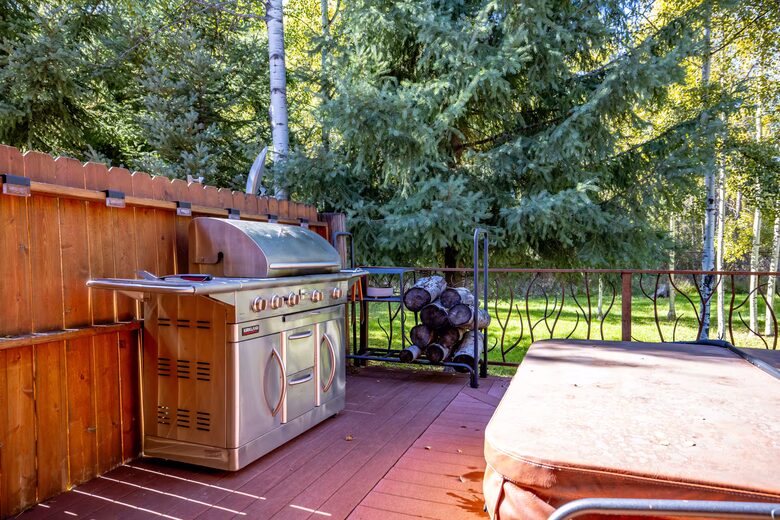 Montana Mountain Escape on Two Wooded Acres - Columbia Falls, Montana
