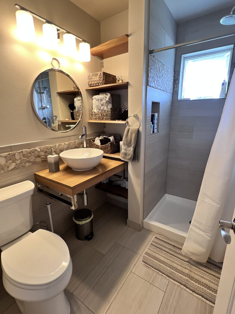 Liberty Bay Retreat with Olympic Mountain Views - Poulsbo, Washington