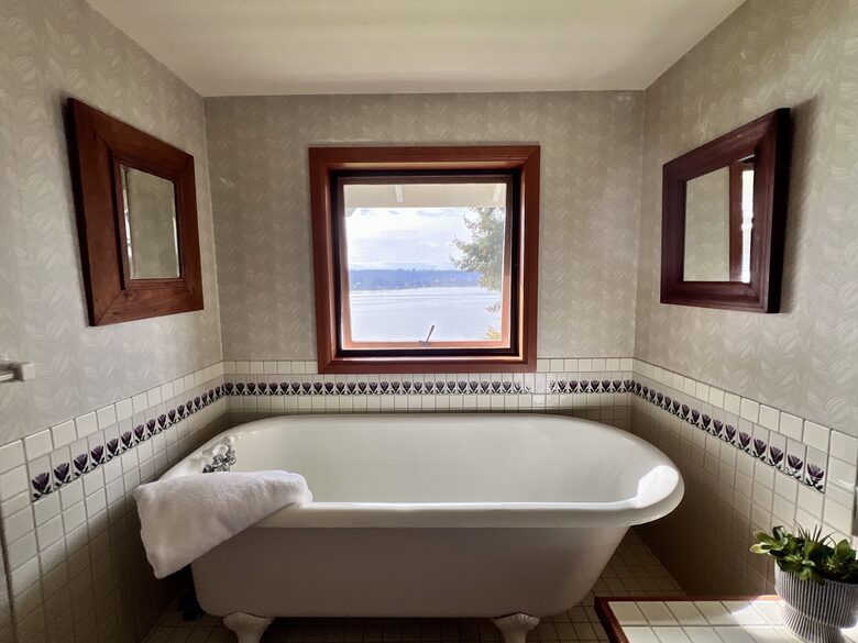 Liberty Bay Retreat with Olympic Mountain Views - Poulsbo, Washington