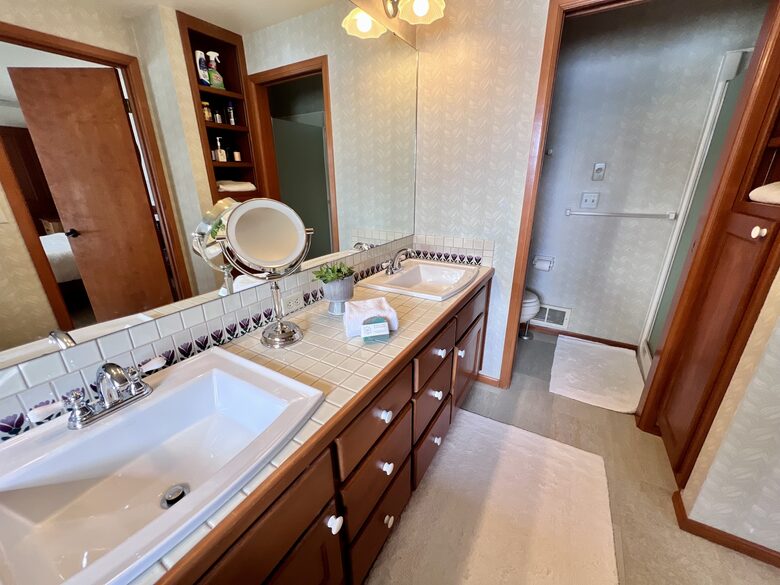 Liberty Bay Retreat with Olympic Mountain Views - Poulsbo, Washington