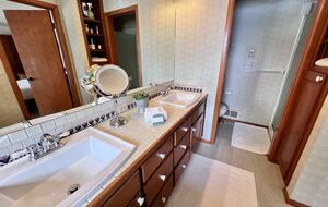 Liberty Bay Retreat with Olympic Mountain Views - Poulsbo, Washington