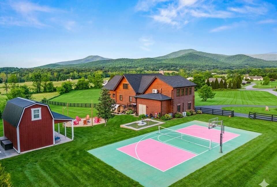 Luray Mountain Lodge with Blue Ridge Views and Private Hot Tub - Luray, Virginia