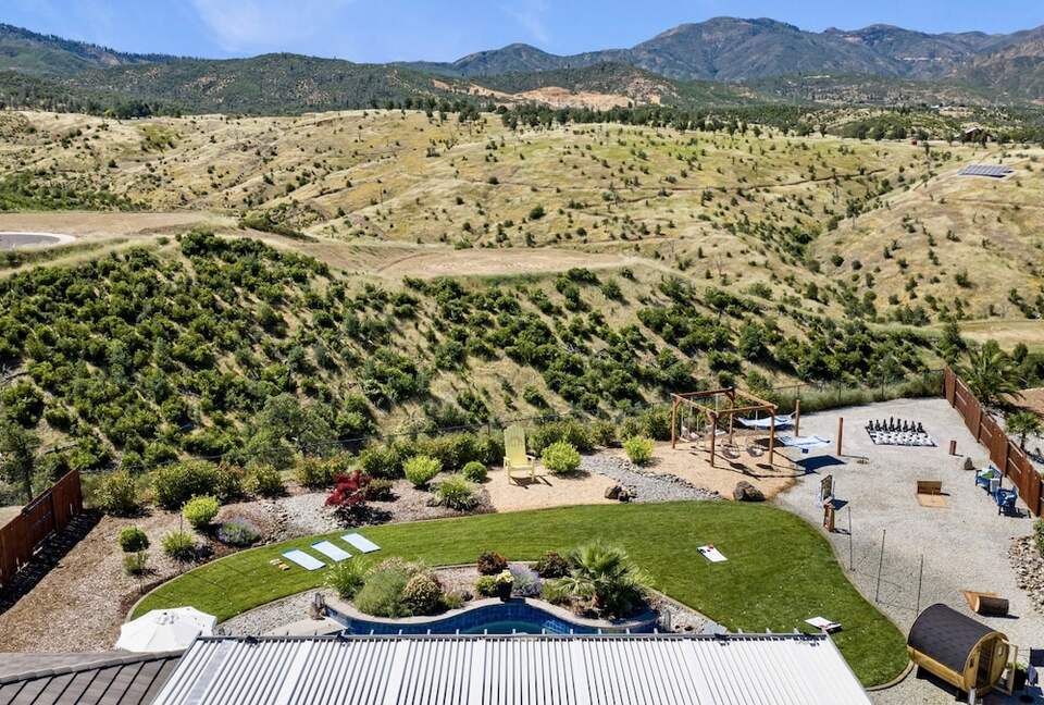 Redding Retreat with Mount Shasta Views, Pool and Sauna - Redding, California