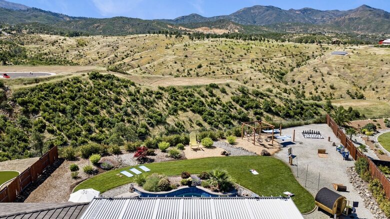 Redding Retreat with Mount Shasta Views, Pool and Sauna - Redding, California