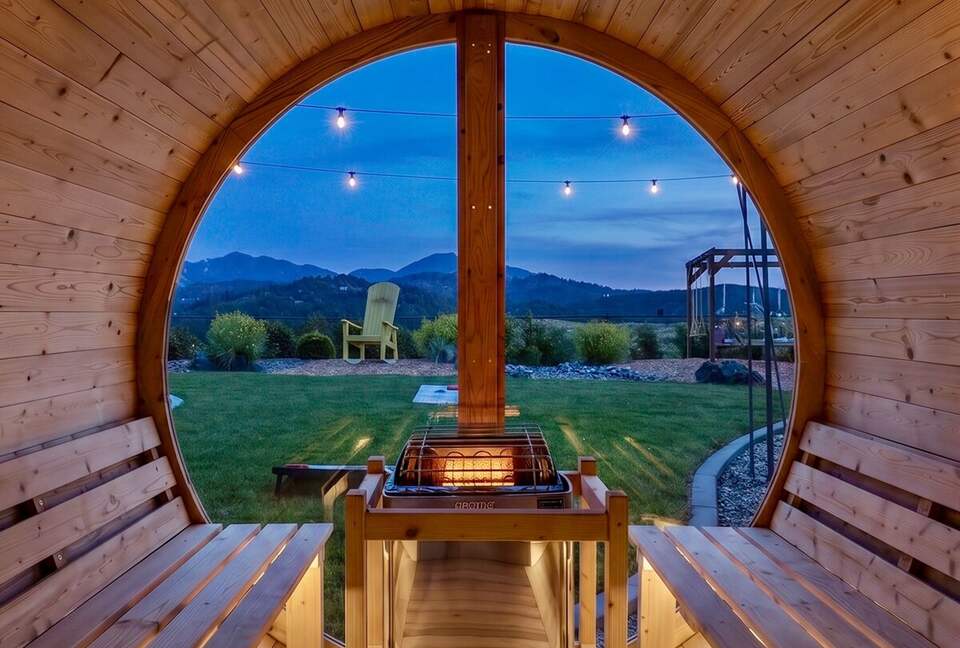 Redding Retreat with Mount Shasta Views, Pool and Sauna - Redding, California