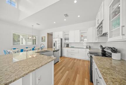 Bradenton Beautiful | Coastal Escape Just 3 Minutes from Bradenton Beach - Bradenton Beach, Florida