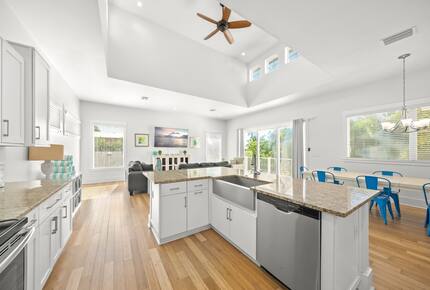 Bradenton Beautiful | Coastal Escape Just 3 Minutes from Bradenton Beach - Bradenton Beach, Florida
