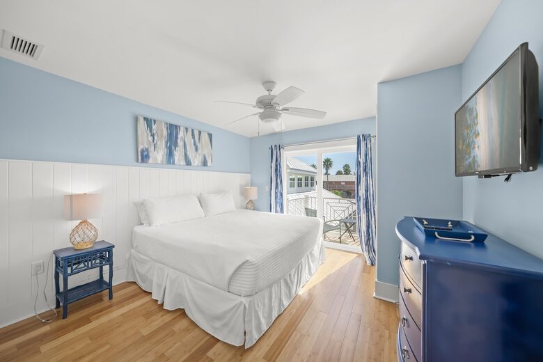 Bradenton Beautiful | Coastal Escape Just 3 Minutes from Bradenton Beach - Bradenton Beach, Florida
