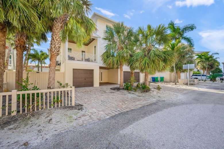 Bradenton Beautiful | Coastal Escape Just 3 Minutes from Bradenton Beach - Bradenton Beach, Florida