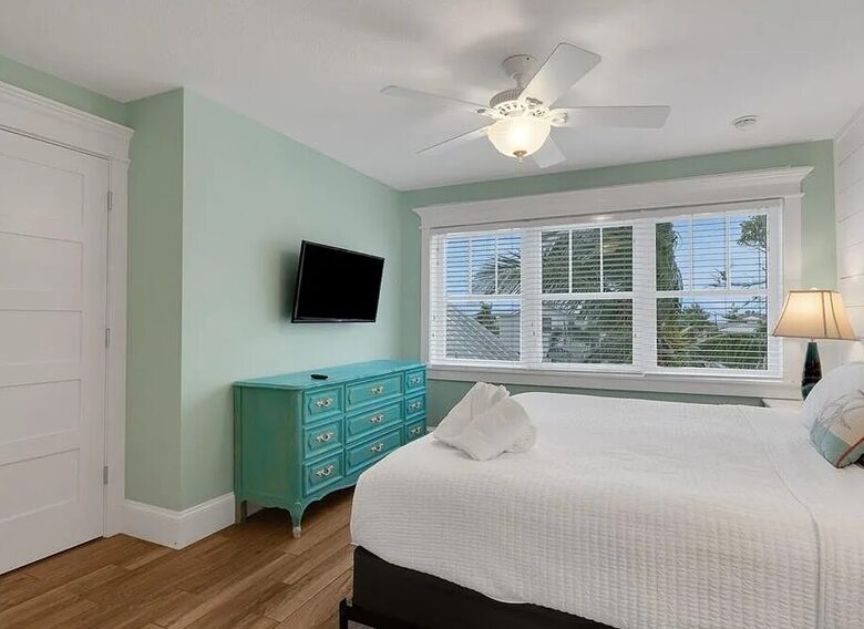 Holmes Beach Haven | Resort-Style Pool and Spa - Holmes Beach, Florida
