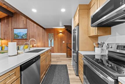 Kings Beach Retreat with Seasonal Pool and Forest Setting - Kings Beach, California