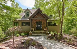 North Georgia Mountain Retreat with Private Chattahoochee River Deck - Clarkesville, Georgia