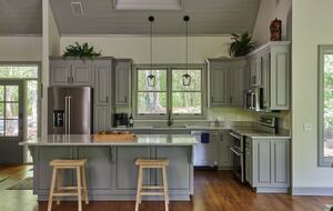 North Georgia Mountain Retreat with Private Chattahoochee River Deck - Clarkesville, Georgia