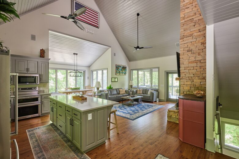 North Georgia Mountain Retreat with Private Chattahoochee River Deck - Clarkesville, Georgia