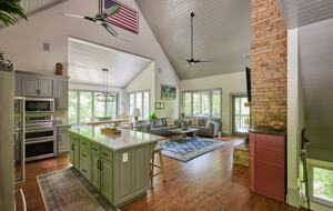 North Georgia Mountain Retreat with Private Chattahoochee River Deck - Clarkesville, Georgia