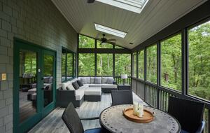 North Georgia Mountain Retreat with Private Chattahoochee River Deck - Clarkesville, Georgia
