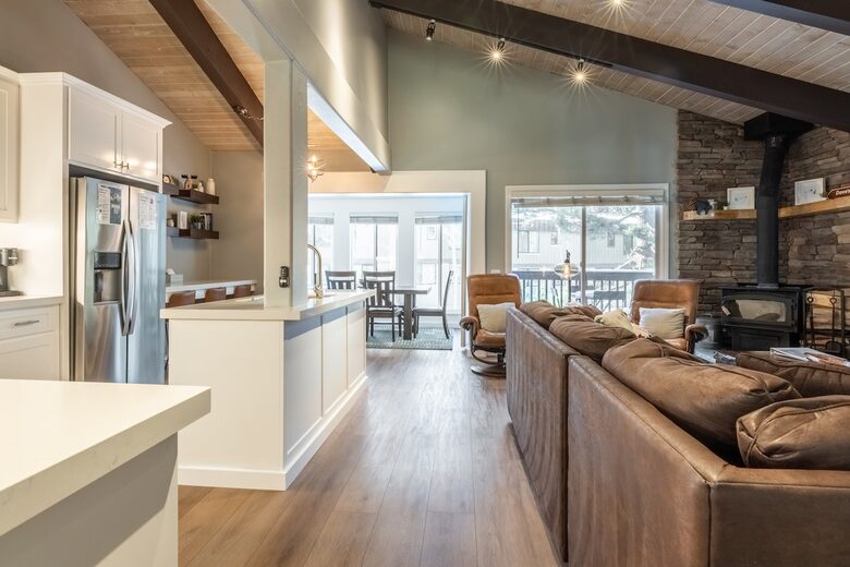 Mammoth Lakes Mountain Condo with Shuttle Access and Spa - Mammoth Lakes, California