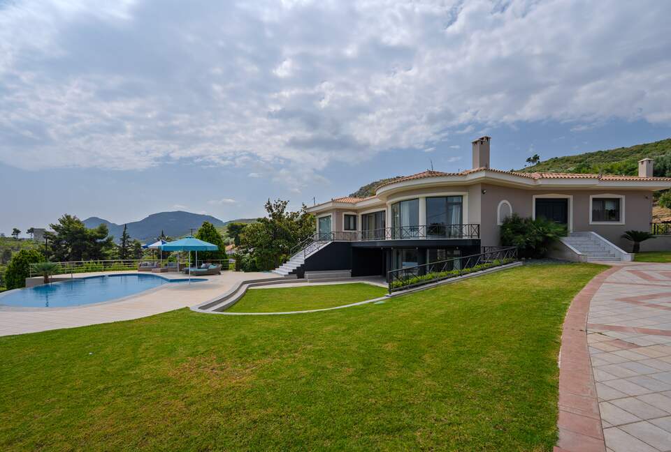Garden and Pool Villa in East Attica - Agii Apostoli, Greece