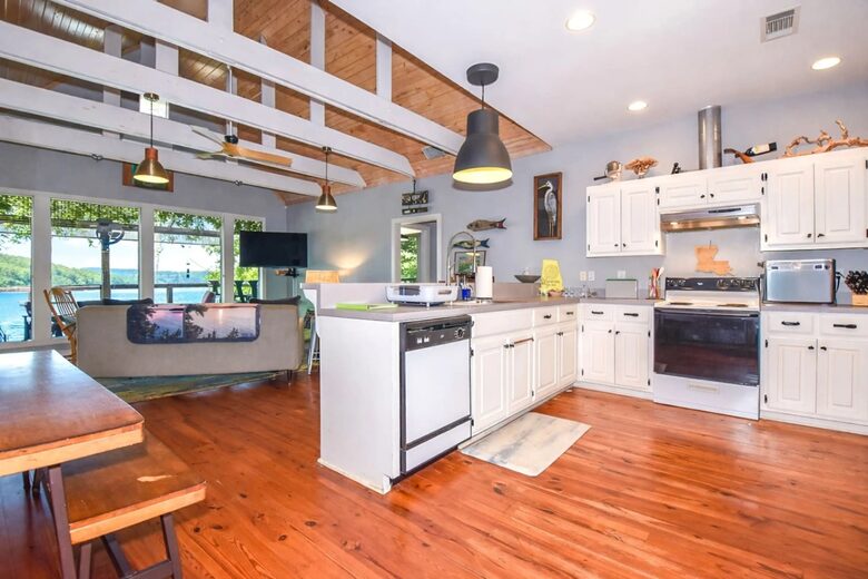 Waterfront Getaway with Private Dock on Lake Martin - Dadeville, Alabama