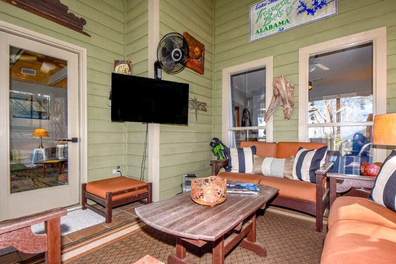 Waterfront Getaway with Private Dock on Lake Martin - Dadeville, Alabama