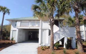 Isle of Palms Beach Retreat with Lagoon-Side Firepit - Isle of Palms, South Carolina