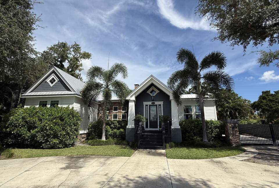 Palmetto Retreat with Private Pool and Tropical Backyard - Palmetto, Florida
