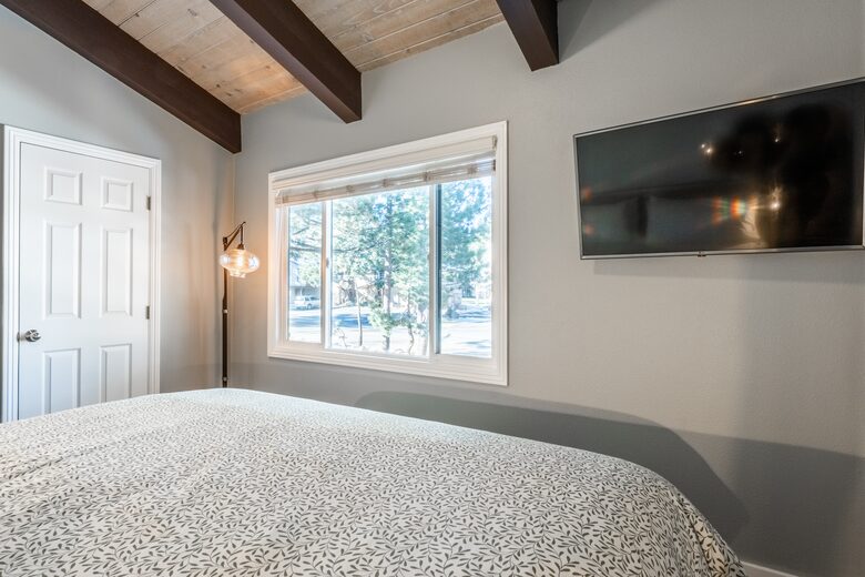Mammoth Lakes Mountain Condo with Shuttle Access and Spa - Mammoth Lakes, California