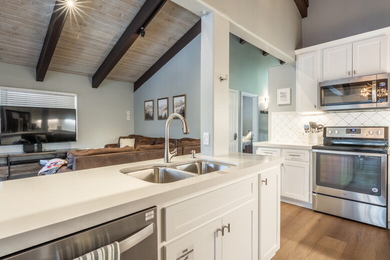 Mammoth Lakes Mountain Condo with Shuttle Access and Spa - Mammoth Lakes, California
