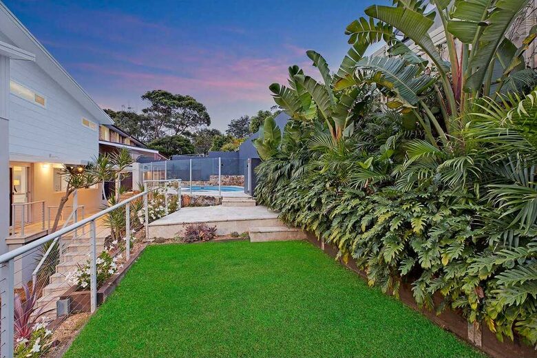 Modern Wamberal Retreat with Elevated Coastal Views - Wamberal, Australia