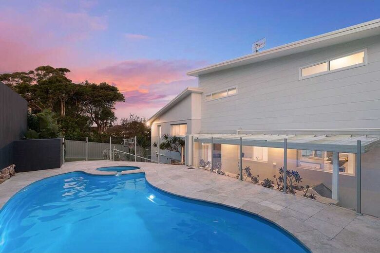 Modern Wamberal Retreat with Elevated Coastal Views - Wamberal, Australia