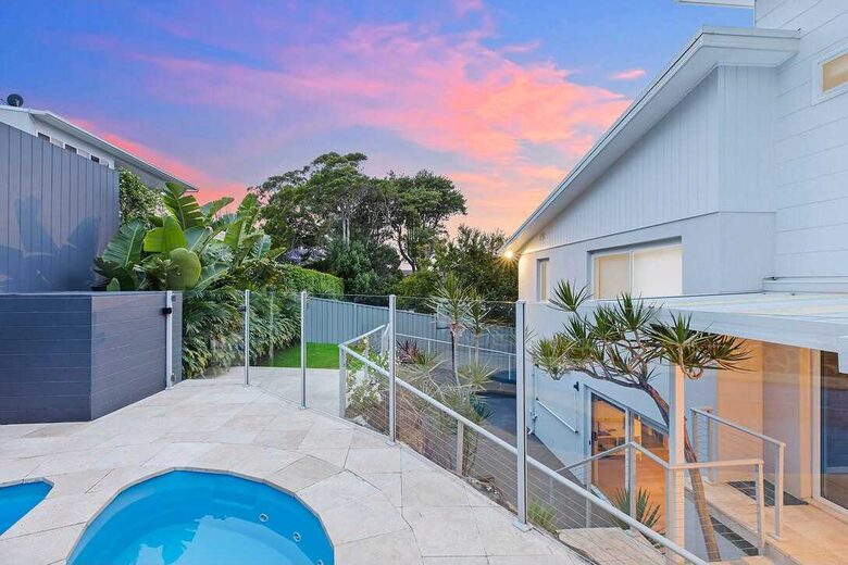 Modern Wamberal Retreat with Elevated Coastal Views - Wamberal, Australia