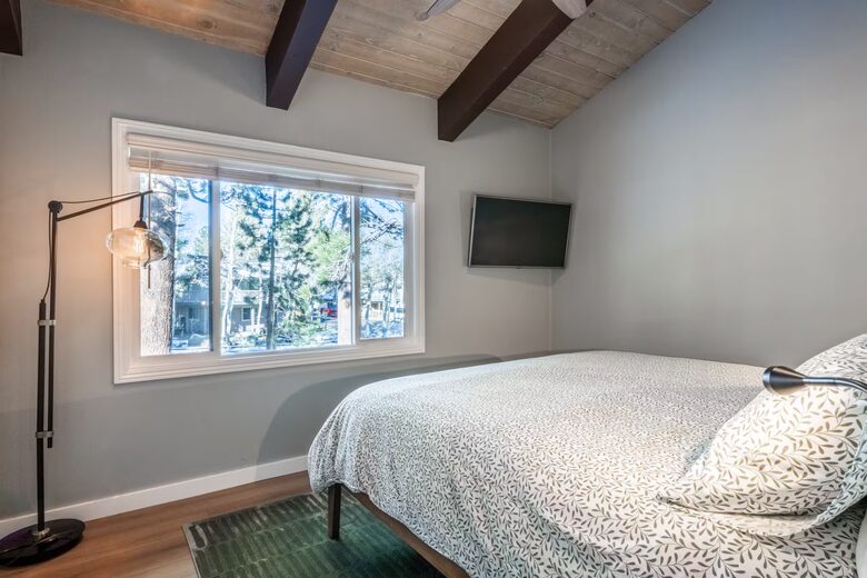 Mammoth Lakes Mountain Condo with Shuttle Access and Spa - Mammoth Lakes, California