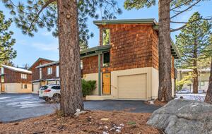 Mammoth Lakes Mountain Condo with Shuttle Access and Spa - Mammoth Lakes, California