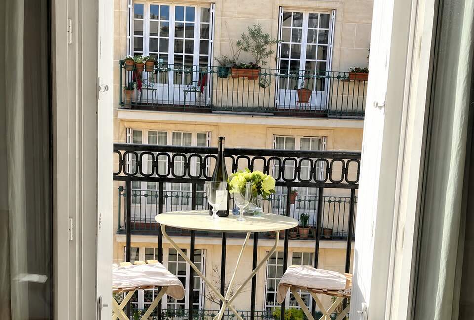 Cozy One-Bedroom with Iconic Paris Street Views - Paris, France