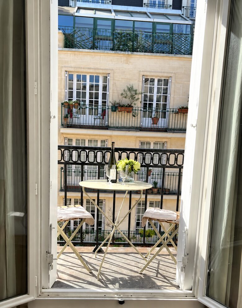Cozy One-Bedroom with Iconic Paris Street Views - Paris, France