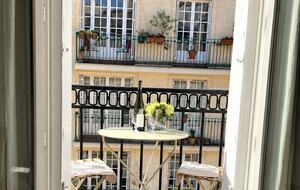Cozy One-Bedroom with Iconic Paris Street Views - Paris, France