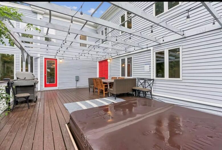 1725 Maine Farmhouse with Pool Near Portland's Waterfront - Falmouth, Maine