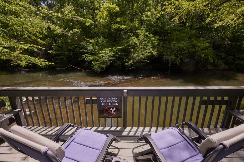 North Georgia Mountain Retreat with Private Chattahoochee River Deck - Clarkesville, Georgia