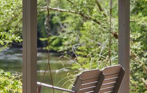 North Georgia Mountain Retreat with Private Chattahoochee River Deck - Clarkesville, Georgia