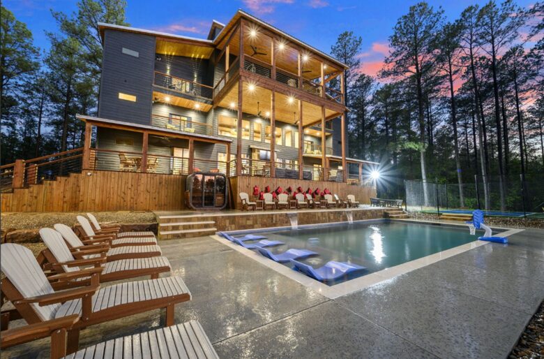 Luxury Broken Bow Lodge with Pool, Hot Tub and Endless Recreation - Broken Bow, Oklahoma