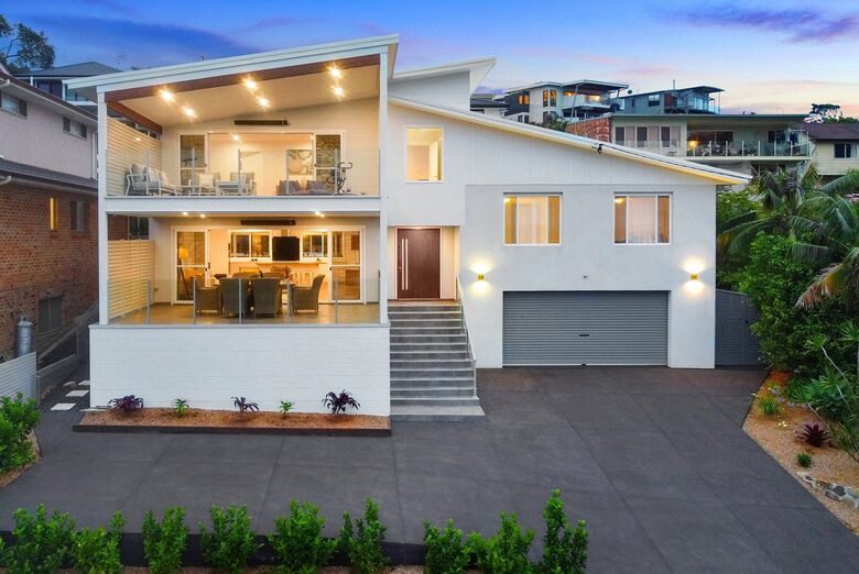 Modern Wamberal Retreat with Elevated Coastal Views - Wamberal, Australia