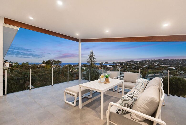 Modern Wamberal Retreat with Elevated Coastal Views - Wamberal, Australia