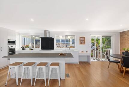Modern Wamberal Retreat with Elevated Coastal Views - Wamberal, Australia