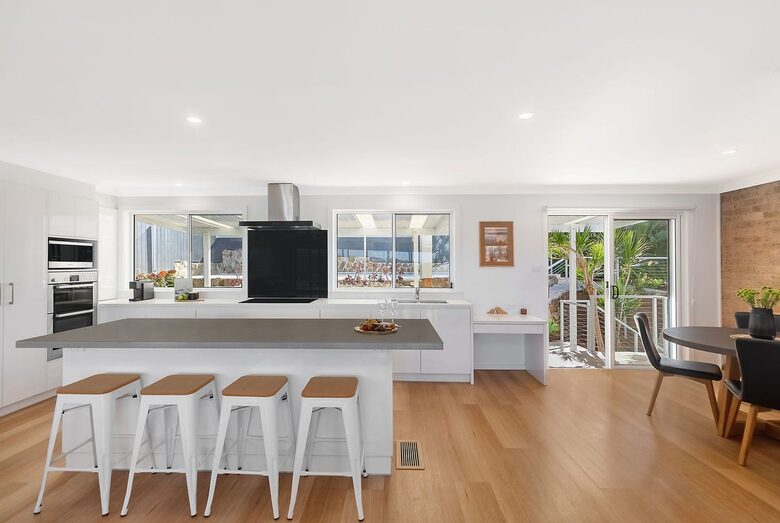 Modern Wamberal Retreat with Elevated Coastal Views - Wamberal, Australia
