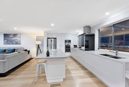 Modern Wamberal Retreat with Elevated Coastal Views - Wamberal, Australia