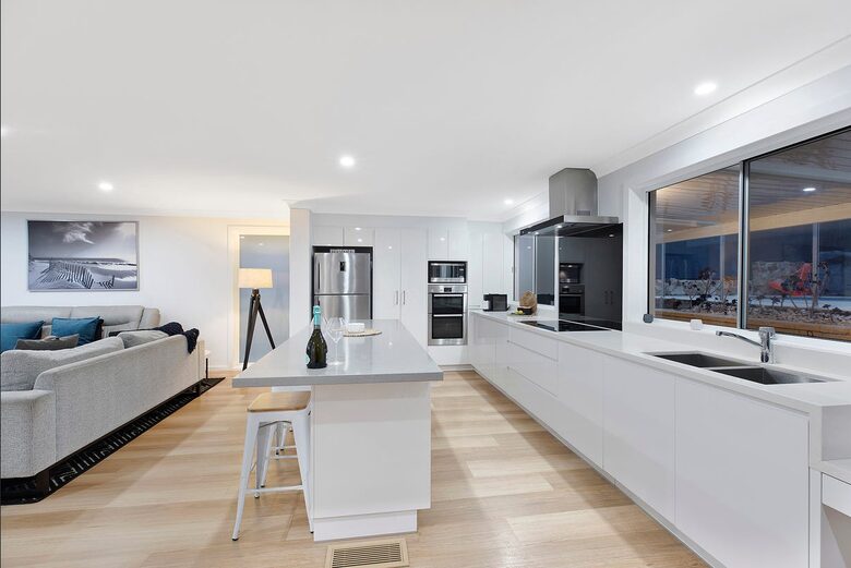 Modern Wamberal Retreat with Elevated Coastal Views - Wamberal, Australia