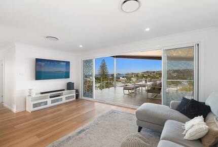 Modern Wamberal Retreat with Elevated Coastal Views - Wamberal, Australia